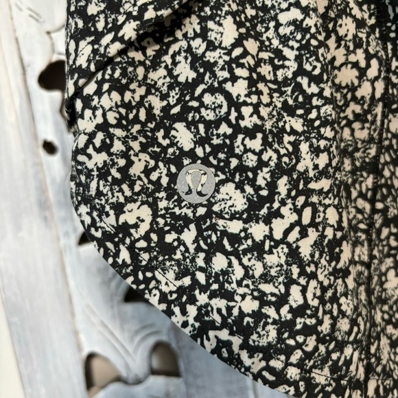 Lululemon Speed Up Short 2.5 Low Rise Daisy Dust Alpine White Black /Black - Picture 8 of 11